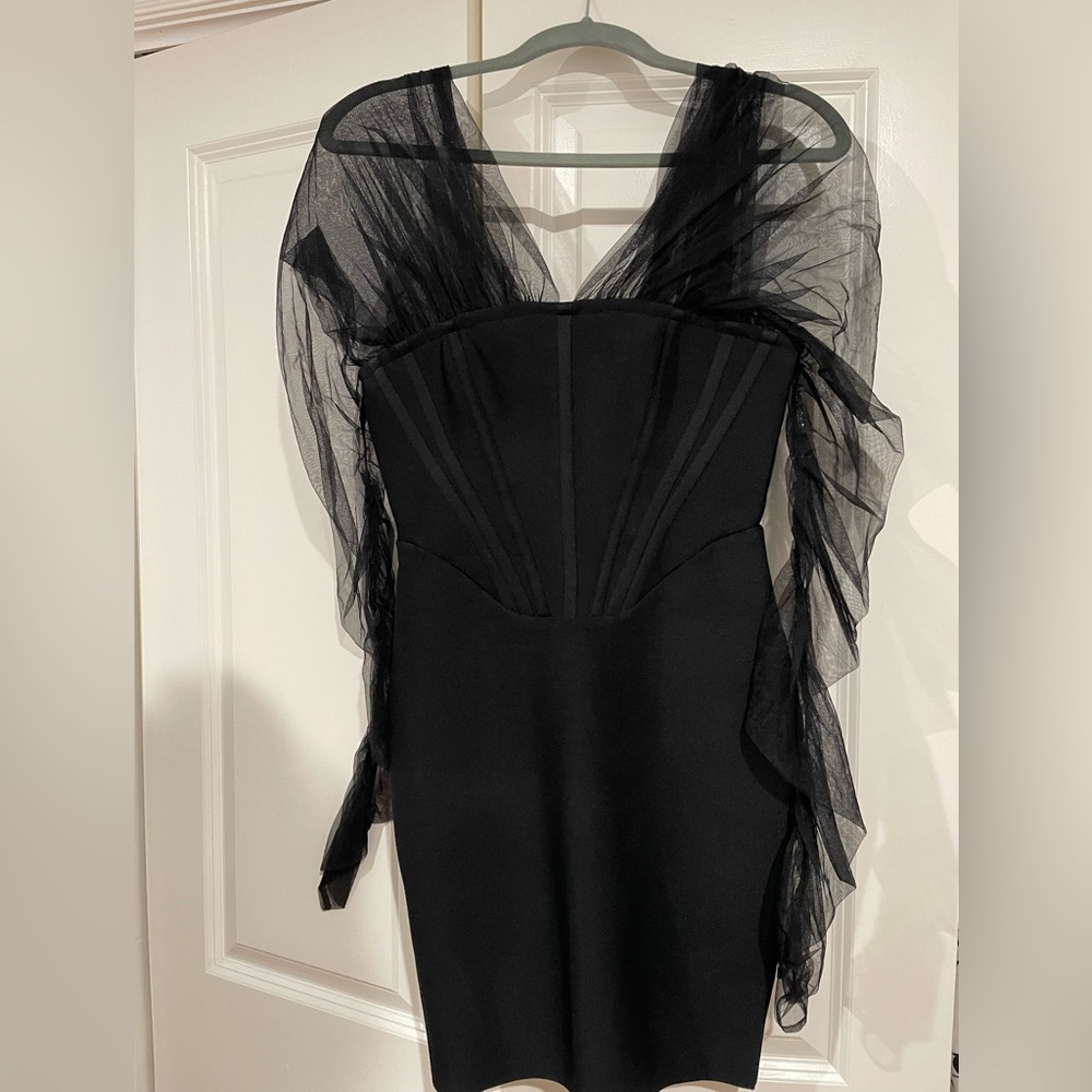Mini Black Bandage dress
FASHIONNOVA
SIZE M
